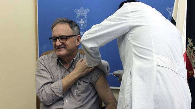 Una enfermera administra la vacuna antigripal al director territorial del Ingesa (C.A.)