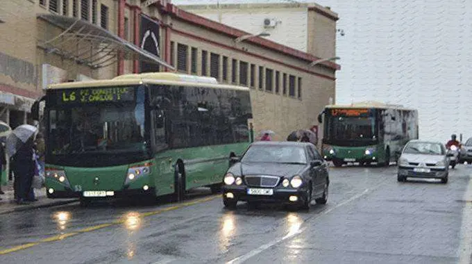 Autobuses junto al Mercado Central (C.A./ARCHIVO)