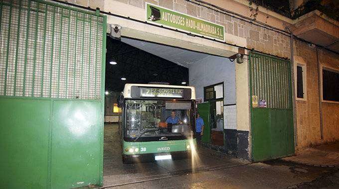 Un autobús sale de la cochera de la empresa Hadú-Almadraba (C.A.)