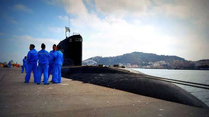 Marineros rusos, junto al submarino "Novorossyisk", atracadao en Ceuta en agosto de 2015 (C.A.)