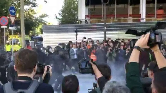 Mossos cargan contra CDR. Imagen: @GuajeSalvaje