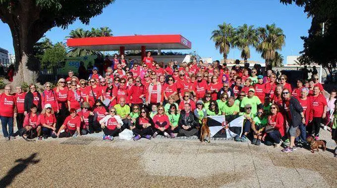 Un grupo de participantes en la marcha posa junto al presidente Vivas y la consejera Nieto (C.A.)