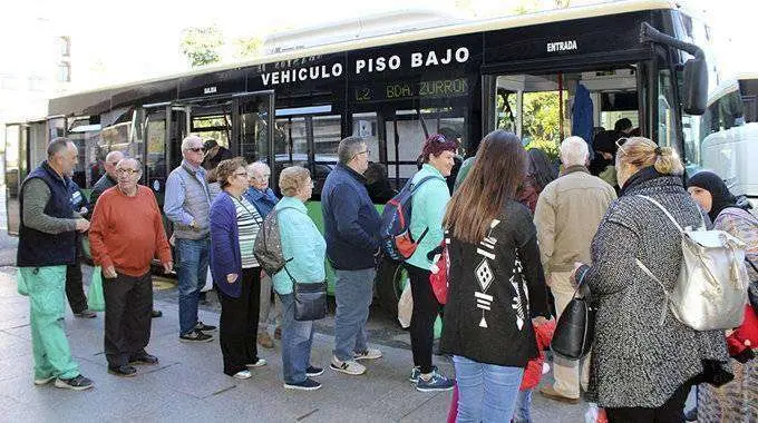 Parada de autob&uacute;s junto al Mercado Central (C.A.)
