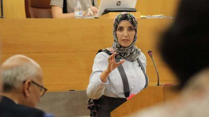 Hamed se dirige a la consejera Chandiramani durante el pleno (C.A.)
