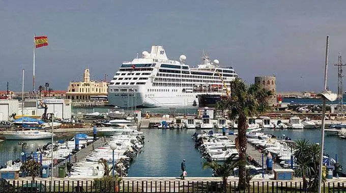 El crucero "Pacific Princess", atracado en el puerto de Ceuta (C.A./ARCHIVO)