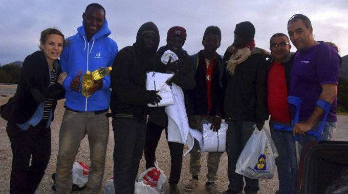 Migrantes en suelo marroquí con activistas de organizaciones humanitarias (C.A./ARCHIVO)