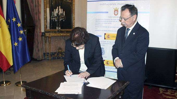 La delegada del Gobierno y el presidente de la Ciudad firman el protocolo del proyecto (C.A.)