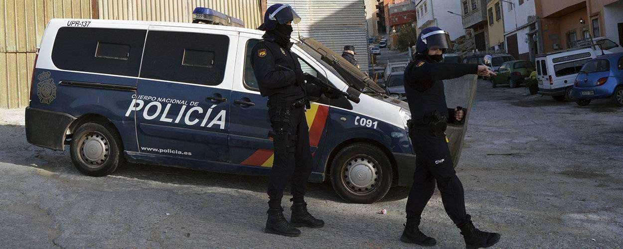 Agentes de la Policía Nacional durante una operación antiyihadista en Ceuta (C.A./ARCHIVO)