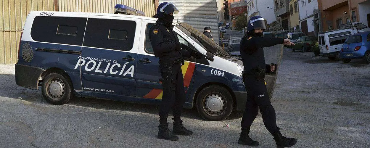 Agentes de la Polic&iacute;a Nacional durante una operaci&oacute;n antiyihadista en Ceuta (C.A./ARCHIVO)