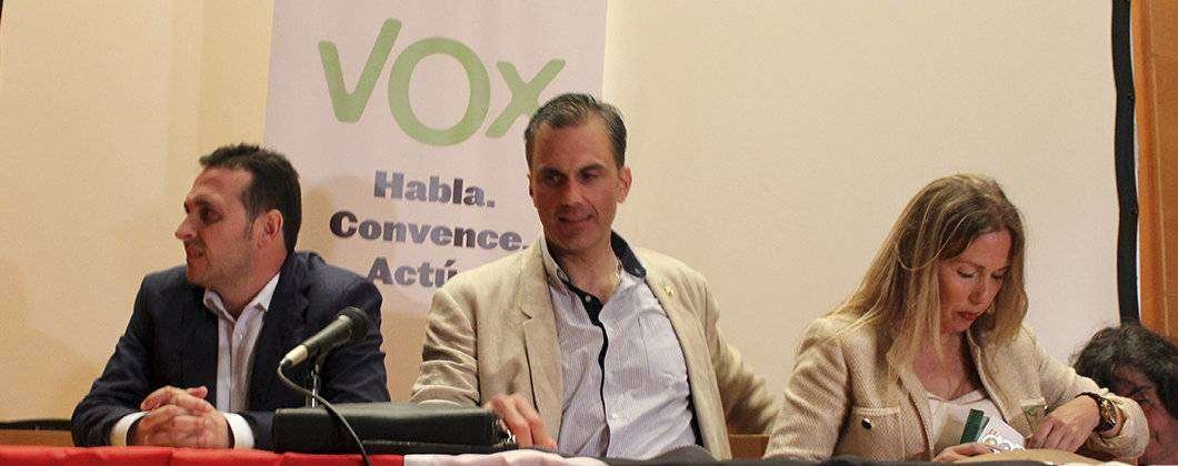 El secretario general de Vox, Javier Ortega, (en el centro) durante un acto del partido en Ceuta (C.A./ARCHIVO)