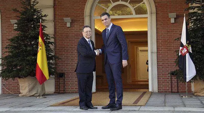 El presidente del Gobierno espa&ntilde;ol, Pedro S&aacute;nchez, saluda al popular Juan Vivas a las puertas de La Moncloa (CEDIDA/ARCHIVO)
