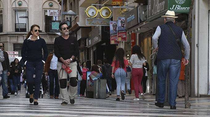 Viandantes caminan por la calle Real (C.A./ARCHIVO)