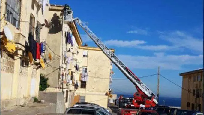 Bomberos intervienen en un edificio de la barriada (CEDIDA)