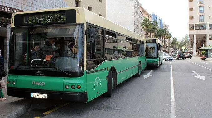 Autob&uacute;s que cubre la ruta con Pr&iacute;ncipe Alfonso y el Hospital (C.A.)