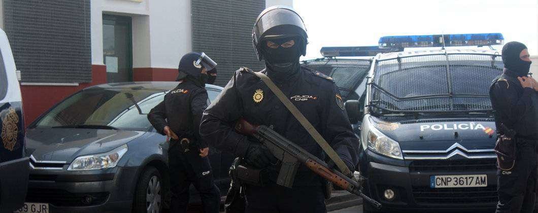 Agentes de la Policía Nacional durante una operación antiterrorista en Ceuta (C.A./ARCHIVO)