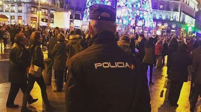 Un agente vigila una zona de gran afluencia de p&uacute;blico (INTERIOR)