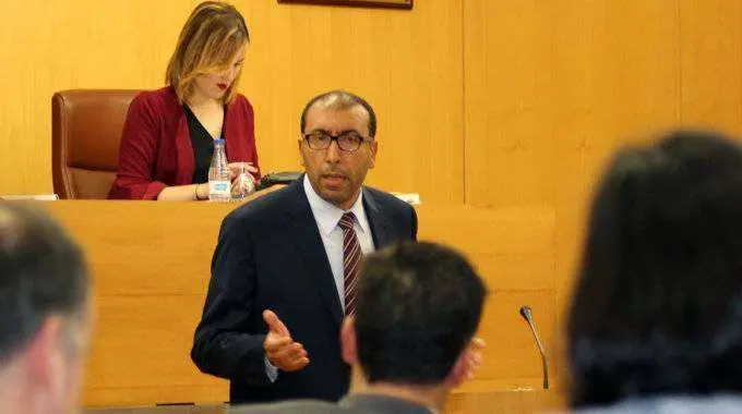 Al&iacute; se dirige a la consejera Chandiramani durante su intervenci&oacute;n plenaria (C.A.)