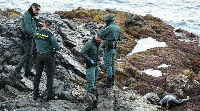 Los agentes de la Guardia Civil custodian el cuerpo del fallecido (C.A.)