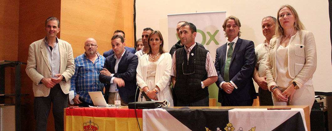 Avendaño, de blanco en el centro, y Alonso, con corbata verde, durante la presentación de la gestora de Vox el pasado septiembre (C.A./ARCHIVO)