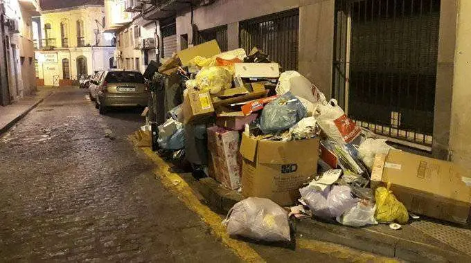 Aspecto que presentaban en la noche de ayer los contenedores de la ciudad (D.S.)
