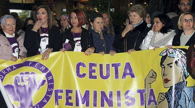 Participantes en la concentración celebrada hoy en la Plaza de los Reyes (C.A.) FEMINISTA