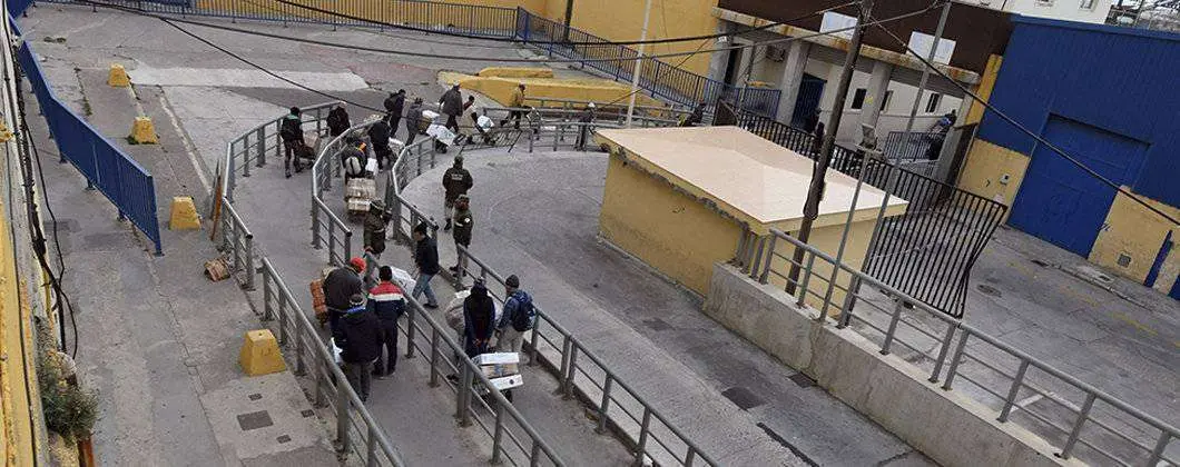 Porteadores, en el paso peatonal Tarajal II (C.A.)