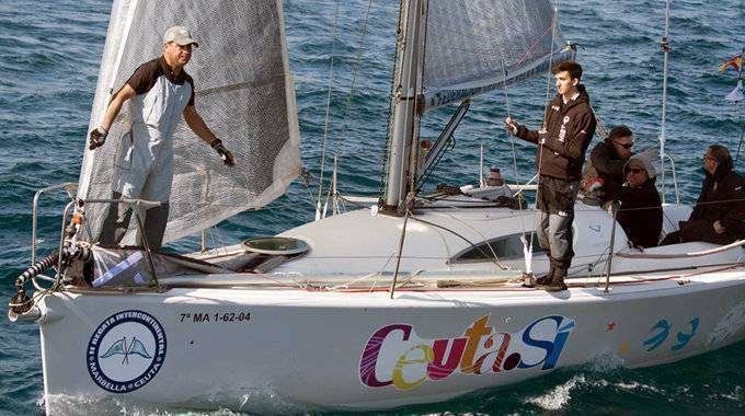 La &#34;Ceuta Sí&#34; durante una regata de la anterior edición del campeonato (CEDIDA)