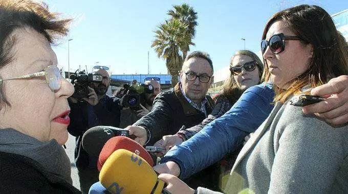 Mateos atiende a los periodistas ante el paso fronterizo de El Tarajal (C.A.)