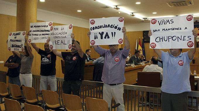 Sindicalistas de UGT protestan durante una sesión plenaria de la Asamblea (C.A./ARCHIVO)
