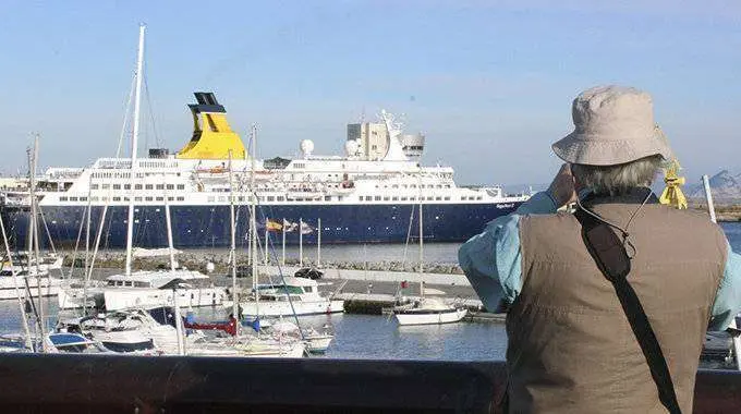 Un turista toma una fotograf&iacute;a del crucero (C.A.)