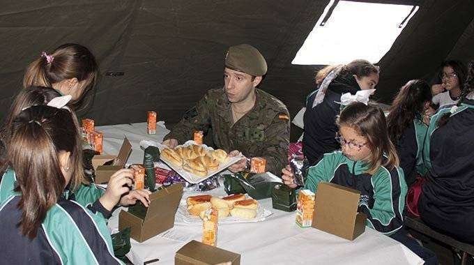 Los niños compartieron un desayuno con los soldados (J. CHELLARAM)