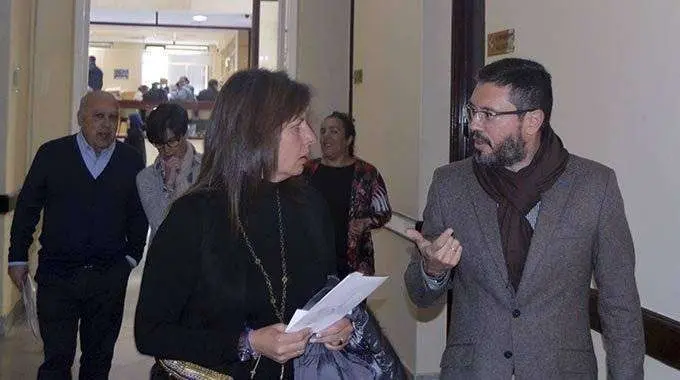 Juan Manuel Doncel departe con la consejera de Presidencia, Mabel Deu (C.A./ARCHIVO)