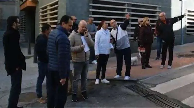 Los socialistas, durante su visita a la barriada (CEDIDA)