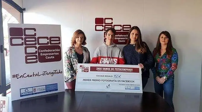 Los ganadores posan en la sede de la CECE (CEDIDA)