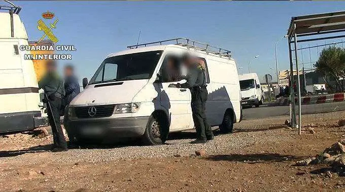 Agentes de la Guardia Civil verifican la documentaci&oacute;n de un veh&iacute;culo (GUARDIA CIVIL)