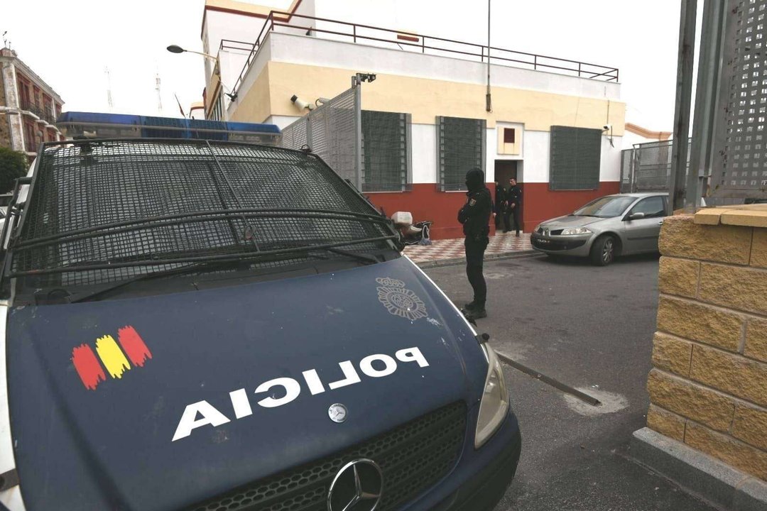 Un policía con pasamontañas custodia las dependencias policiales donde ha sido conducido el detenido (CEDIDA) yihadismo
