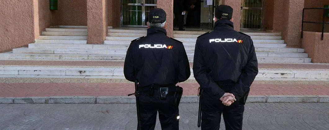 Dos agentes de la Polic&iacute;a Nacional custodian las puertas de un colegio (C.A./ARCHIVO)