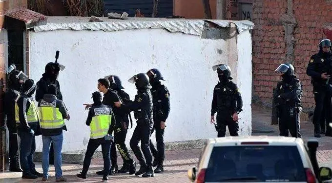 Agentes conducen a uno de los detenidos (CEDIDA)