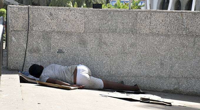 Un menor extranjero dormita en plena calle (C.A.)
