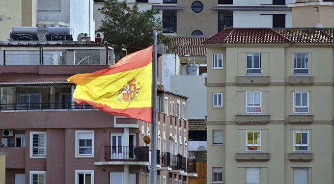 Bandera española levantada junto a La Marina (C.A.)