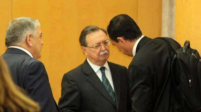 Hern&aacute;ndez conversa con el presidente Vivas antes del inicio de la sesi&oacute;n plenaria de la Asamblea (C.A.)