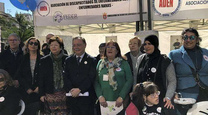 Los activistas de ADEN posan con las autoridades que han asistido al acto (C.A.)