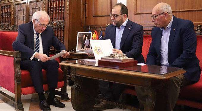 Los representantes de la Casa de Ceuta, con el presidente Imbroda (CEDIDA)