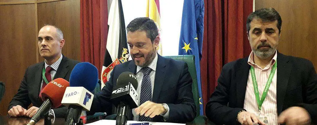 Doncel, en el centro, durante su comparecencia (C.A.)
