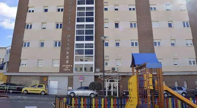 Fachada de la residencia de mayores Nuestra Se&ntilde;ora de &Aacute;frica (C.A.)