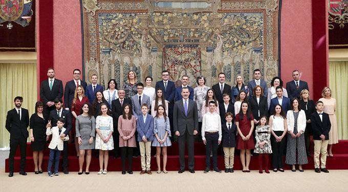 Felipe VI, con los pequeños participantes en el concurso y sus familias (CASA REAL)
