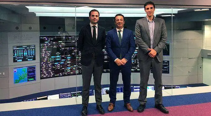 El consejero Fernando Ramos (en el centro) junto a representantes de Red El&eacute;ctrica hoy en Madrid (CEDIDA)
