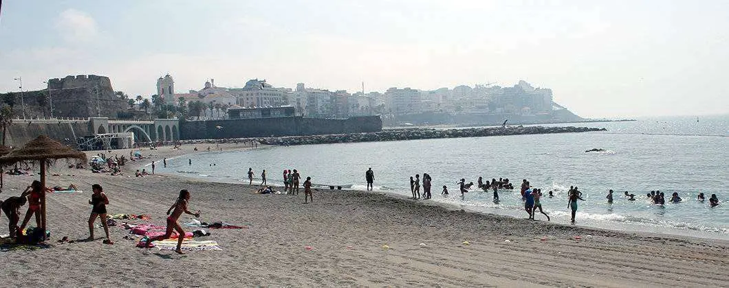 Ba&ntilde;istas en la playa de El Chorrillo (C.A./ARCHIVO)