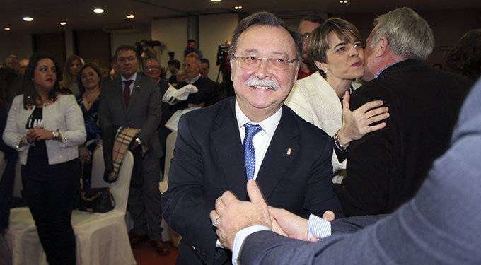 Vivas saluda a un simpatizante en el acto de celebración del su decimoctavo aniversario como presidente de la Ciudad (C.A./ARCHIVO)