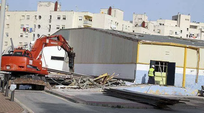 Trabajos de demolici&oacute;n del antiguo edificio del D&iacute;az-Flor (C.A./ARCHIVO)